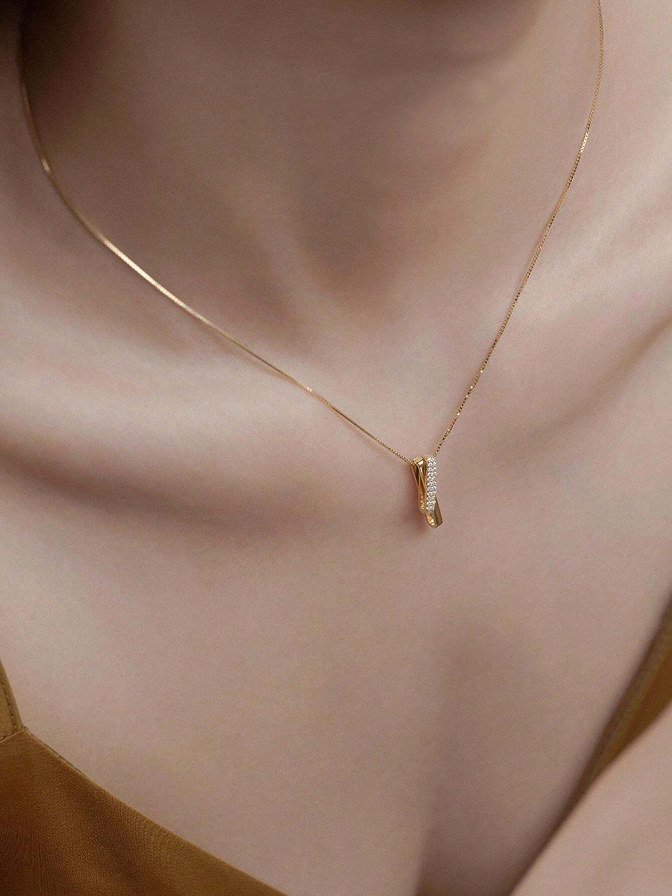 Sleek Gold-Tone Pendant Necklace with Sparkling Detail