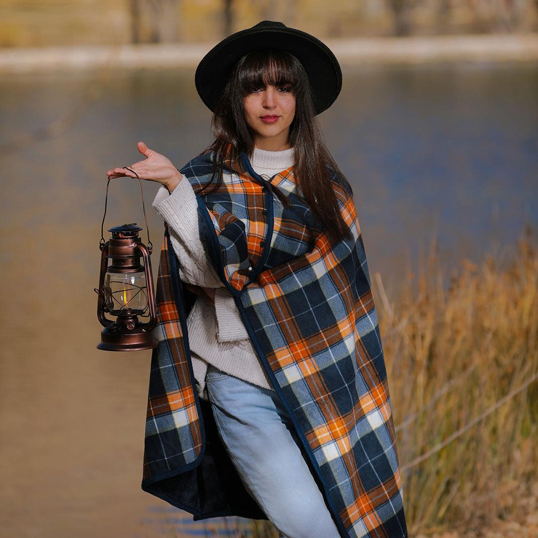 Buttoned Checkered Blanket in dark Blue - Cozy Collective LB
