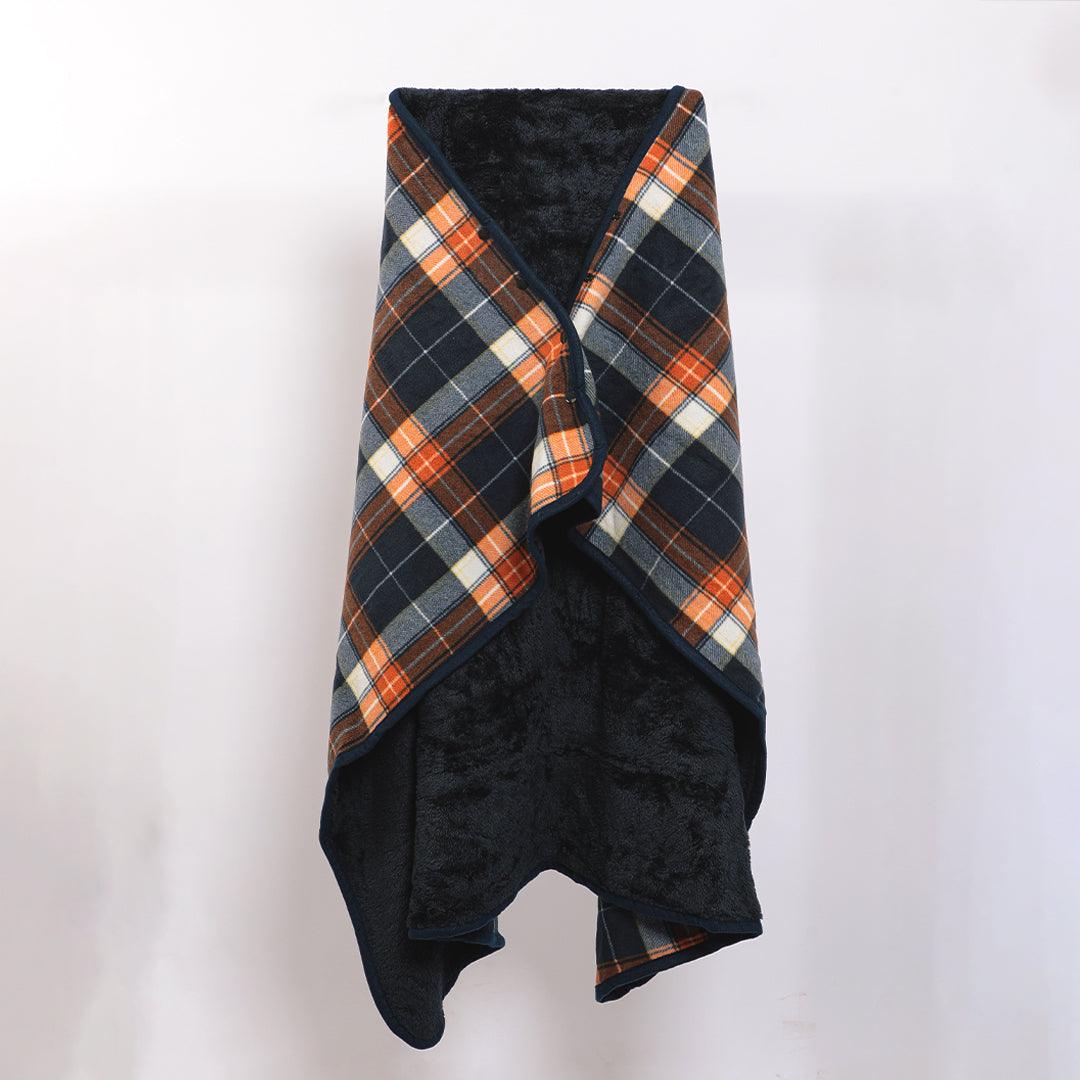 Buttoned Checkered Blanket in dark Blue - Cozy Collective LB