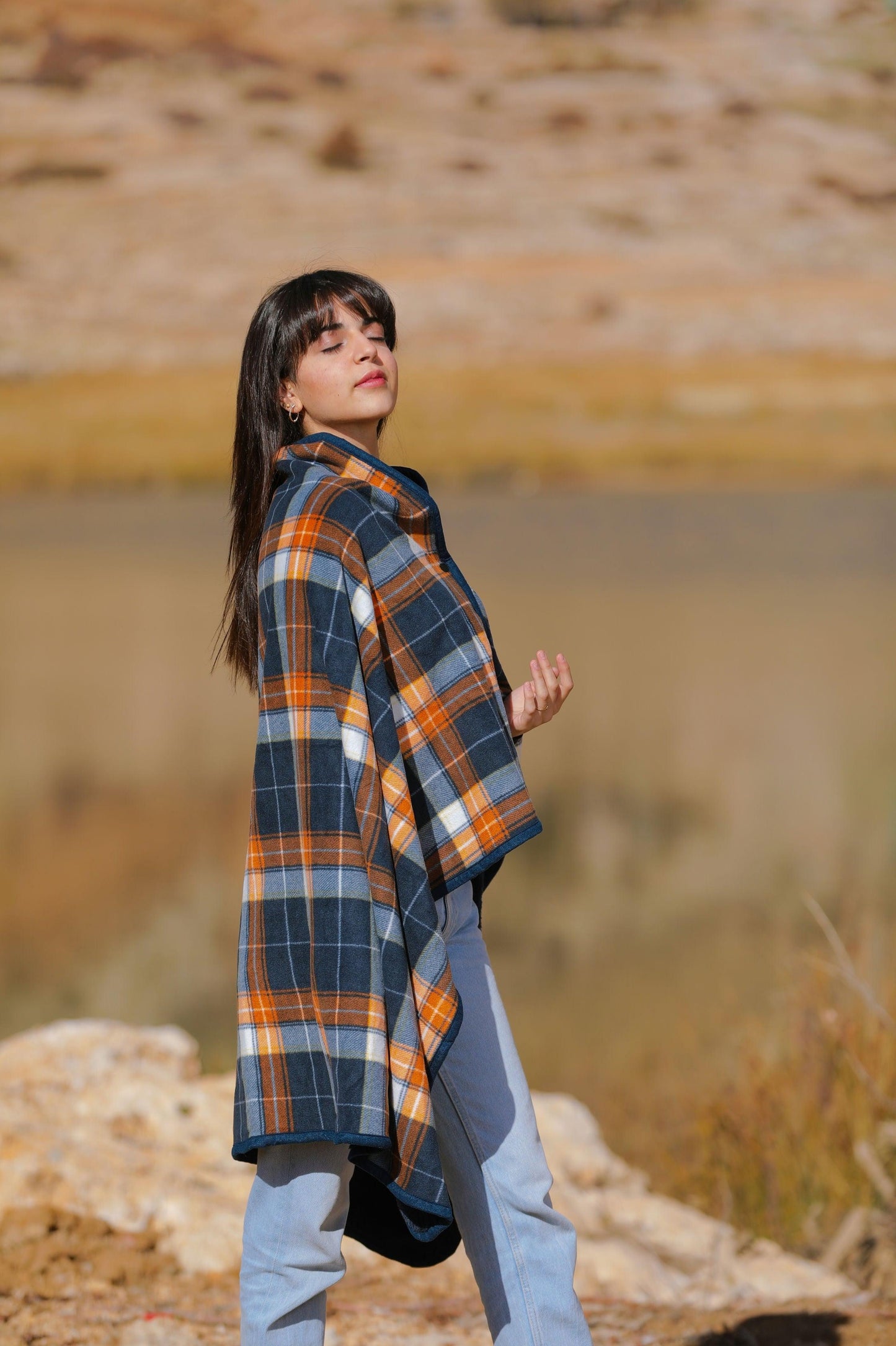 Buttoned Checkered Blanket in dark Blue - Cozy Collective LB