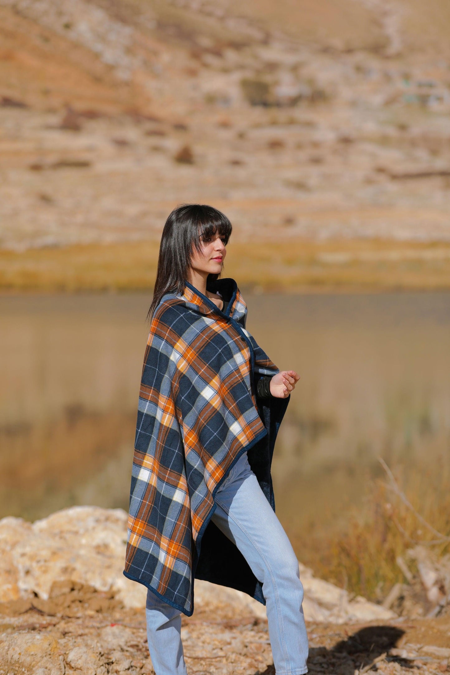 Buttoned Checkered Blanket in dark Blue - Cozy Collective LB