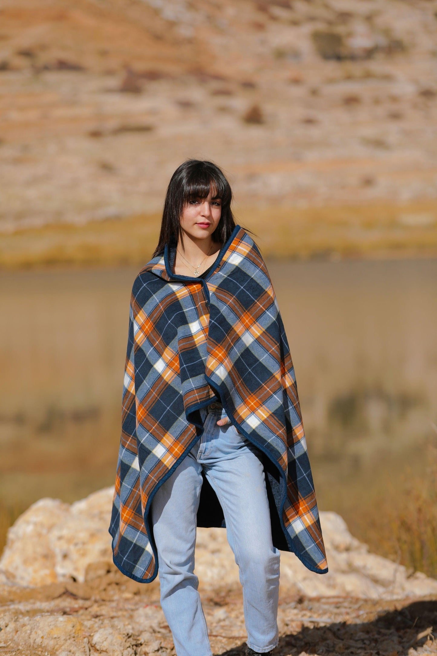 Buttoned Checkered Blanket in dark Blue - Cozy Collective LB