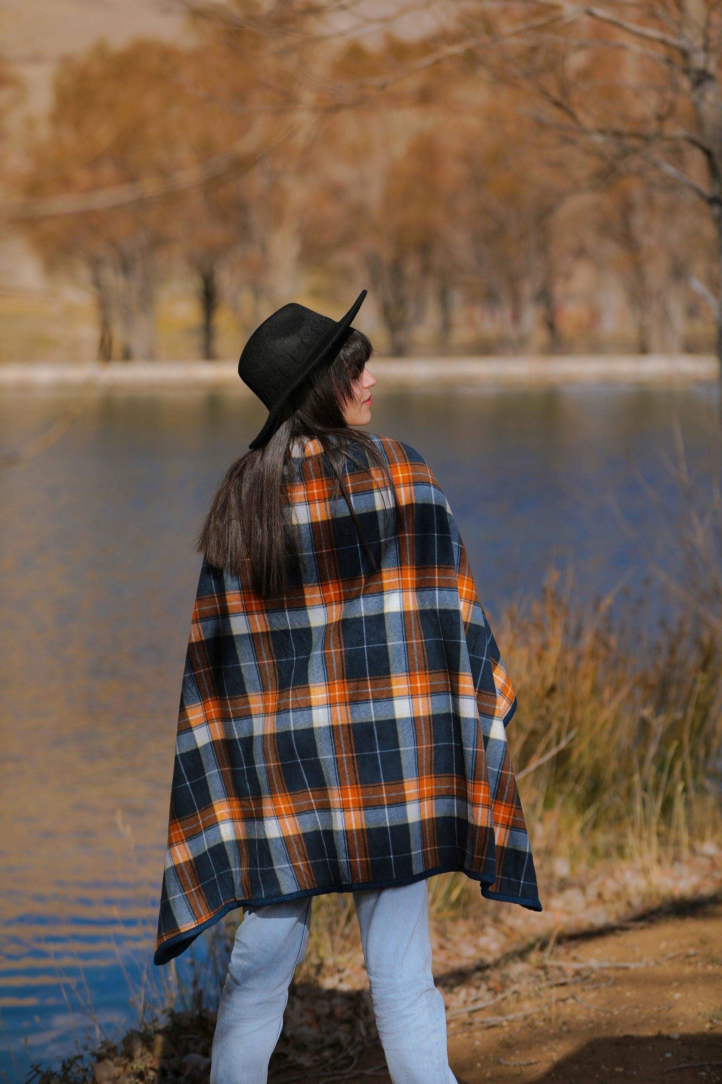 Buttoned Checkered Blanket in dark Blue - Cozy Collective LB