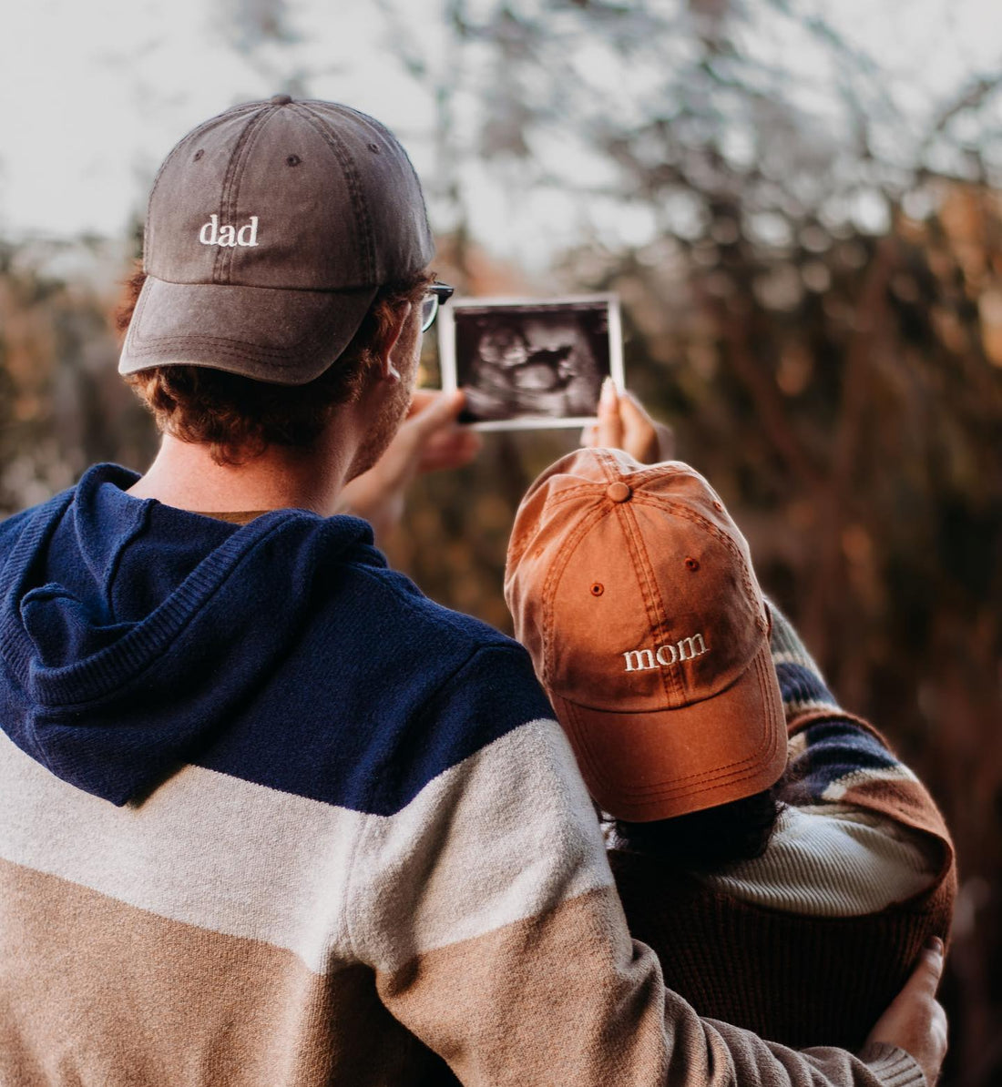 Mom and Dad Caps for Pregnancy & Gender Reveals – Fast Shipping in Lebanon!